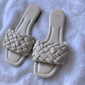 A new day cream slide sandals size 7.5